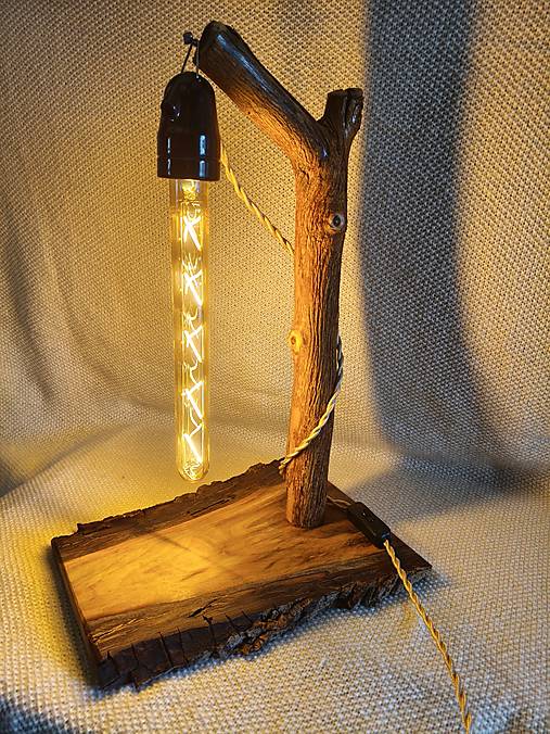 Rustikálna drevená stolová lampa „Lesný dotyk“