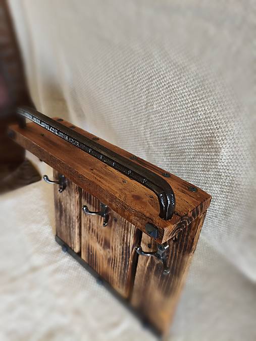 Drevený vešiak na kľúče „Domov v poriadku“