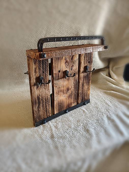 Drevený vešiak na kľúče „Domov v poriadku“