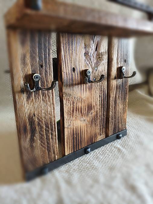 Drevený vešiak na kľúče „Domov v poriadku“