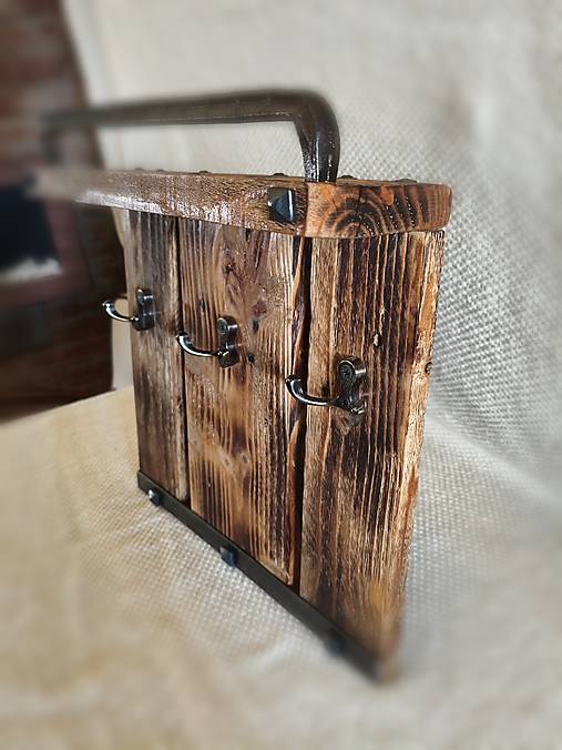 Drevený vešiak na kľúče „Domov v poriadku“