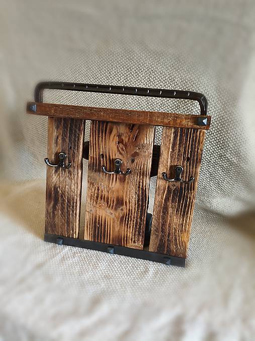 Drevený vešiak na kľúče „Domov v poriadku“