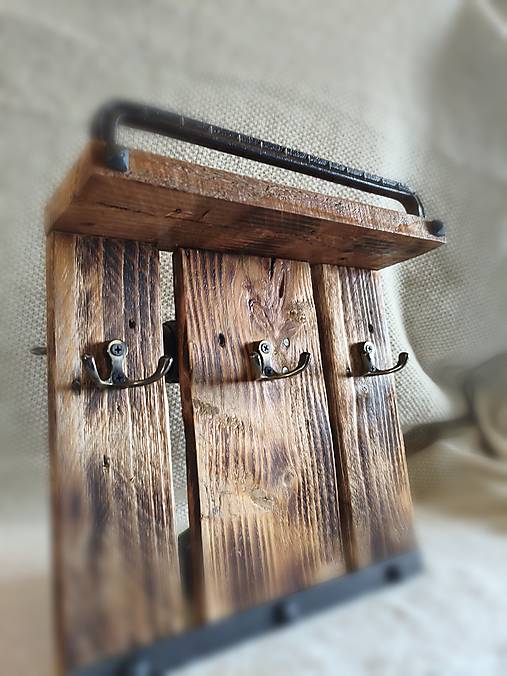 Drevený vešiak na kľúče „Domov v poriadku“