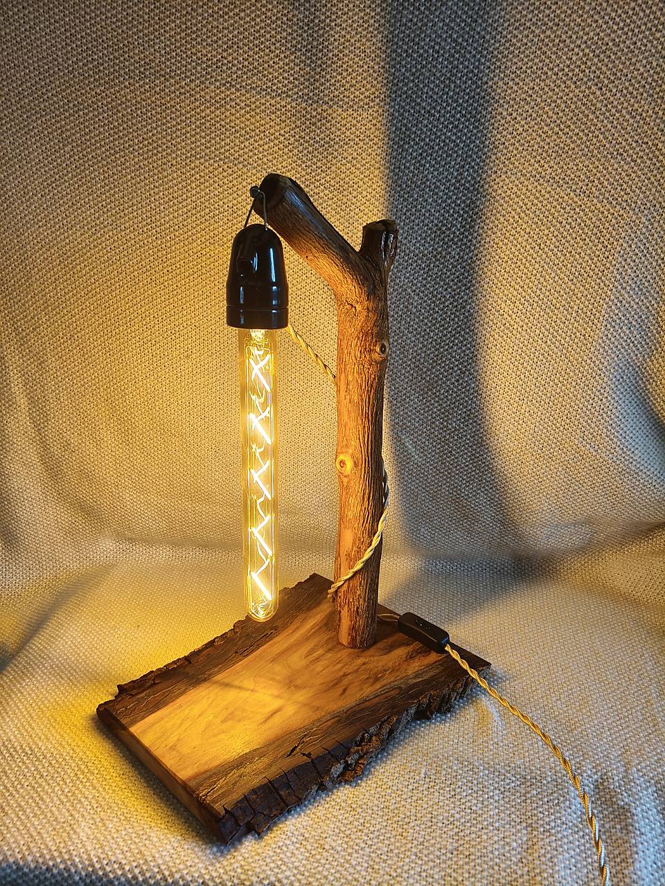 Rustikálna drevená stolová lampa „Lesný dotyk“