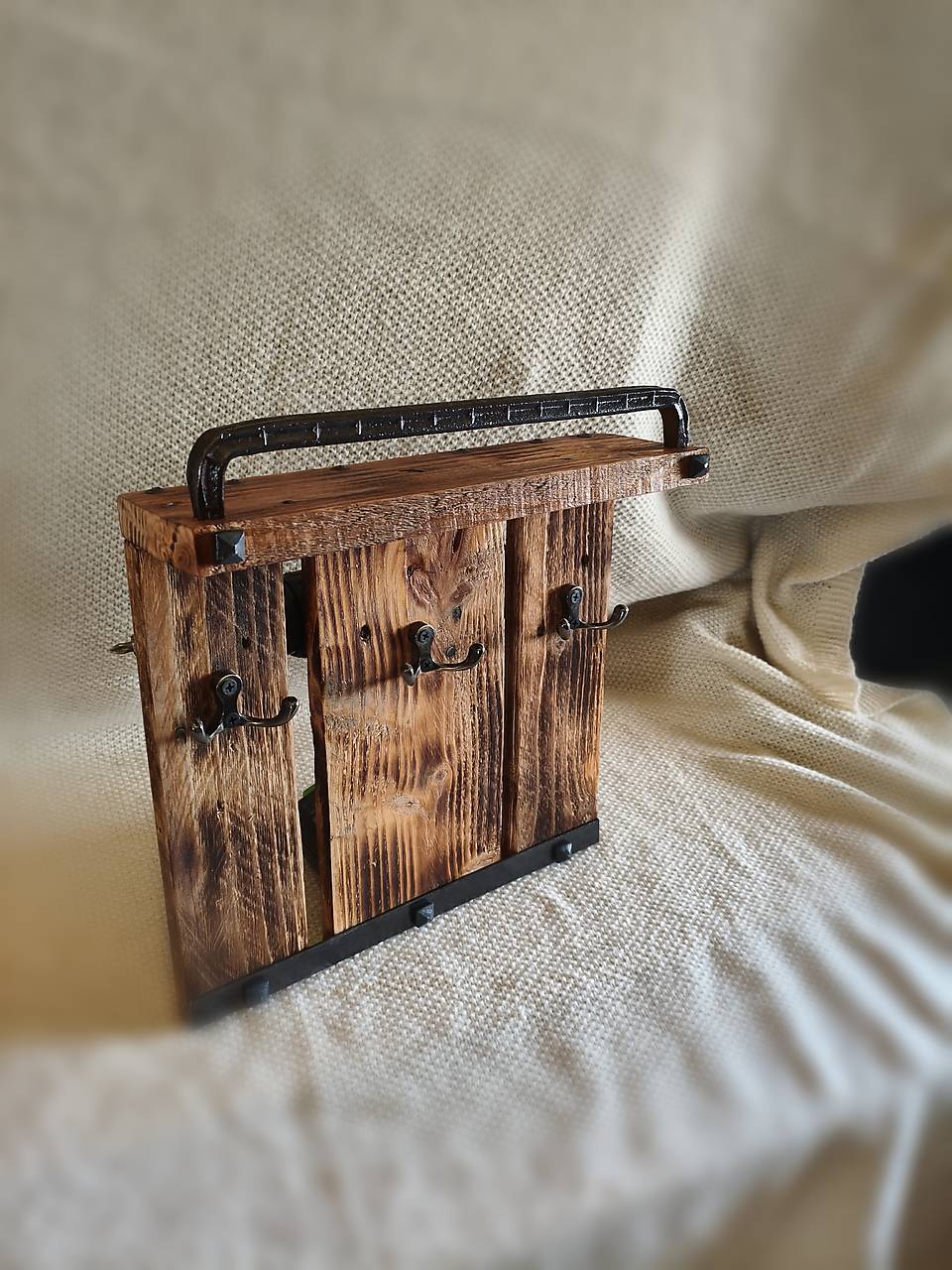 Drevený vešiak na kľúče „Domov v poriadku“