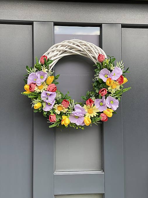 Jarný veniec na bielom prutenom základe dekorácia na dvere