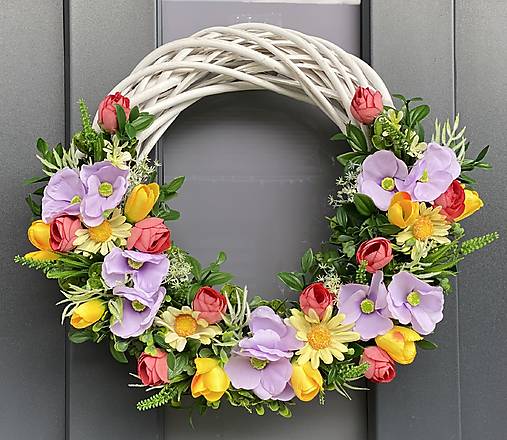 Jarný veniec na bielom prutenom základe dekorácia na dvere