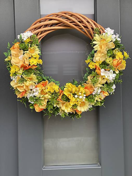 Jarný veniec na svetlo hnedom prutenom základe dekorácia na dvere