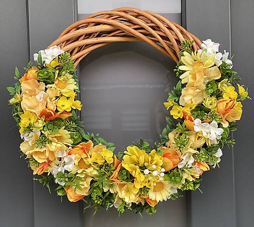 Jarný veniec na svetlo hnedom prutenom základe dekorácia na dvere
