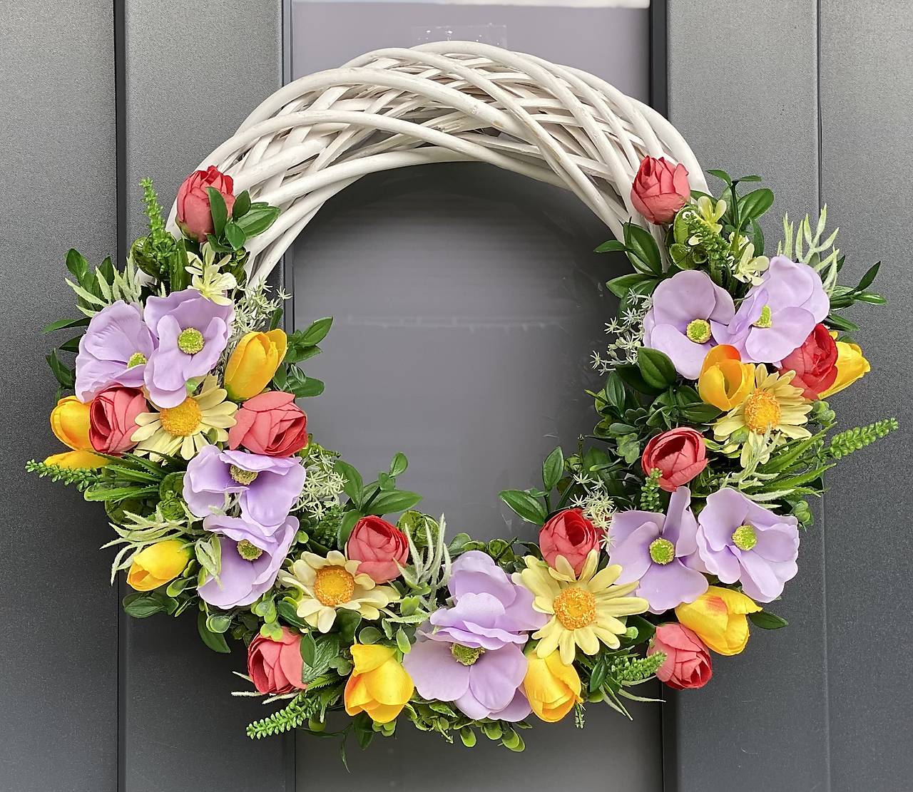 Jarný veniec na bielom prutenom základe dekorácia na dvere