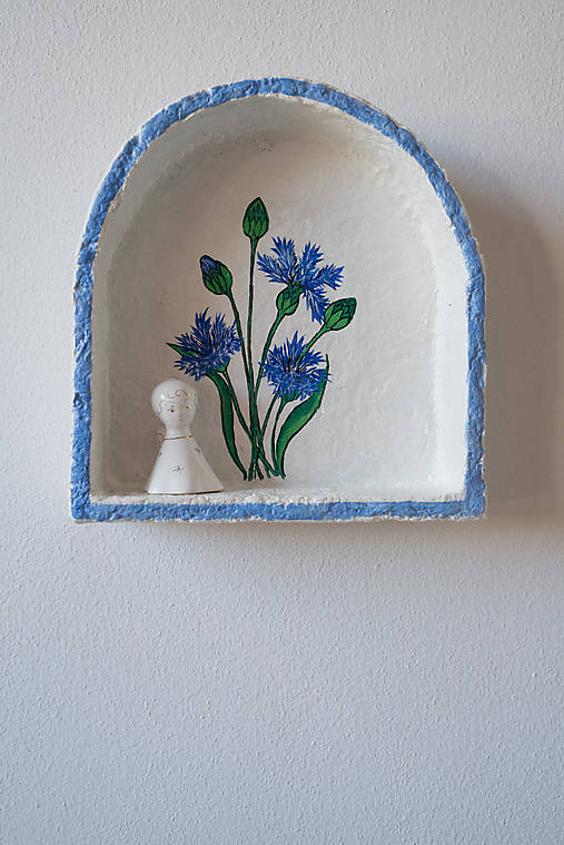 Ručne vyrobená polička s nevädzami