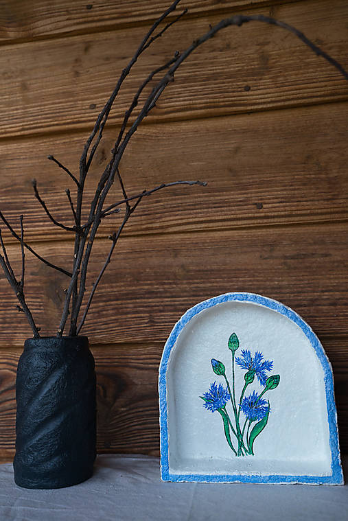 Ručne vyrobená polička s nevädzami