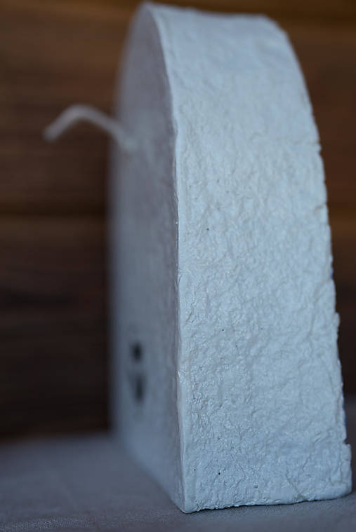 Ručne vyrobená polička s nevädzami