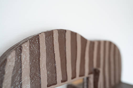 Ručne vyrobená nástenná polička so zrkadlom