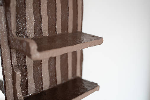 Ručne vyrobená nástenná polička so zrkadlom