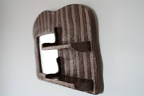 Ručne vyrobená nástenná polička so zrkadlom