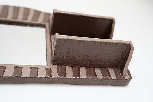 Ručne vyrobená nástenná polička so zrkadlom