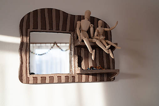 Ručne vyrobená nástenná polička so zrkadlom