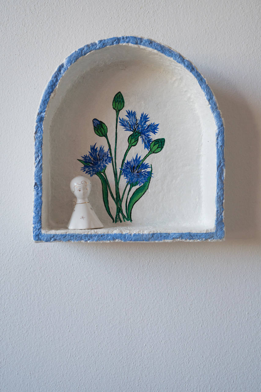 Ručne vyrobená polička s nevädzami