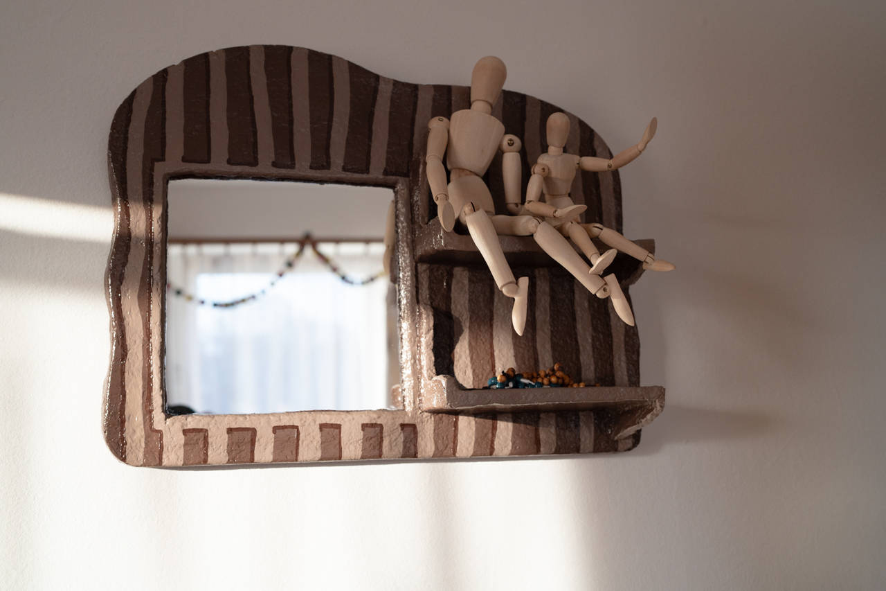 Ručne vyrobená nástenná polička so zrkadlom