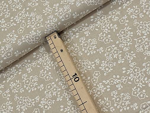 100% BAVLNA / BIELE KVETINKY NA BÉŽOVEJ