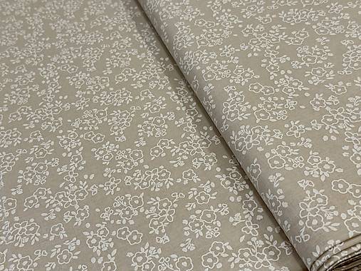 100% BAVLNA / BIELE KVETINKY NA BÉŽOVEJ