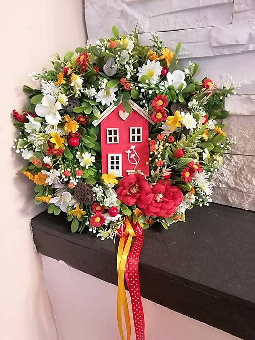 Dekorácie - Kvetinovy veniec s červeným domčekom 30cm - 18254966_