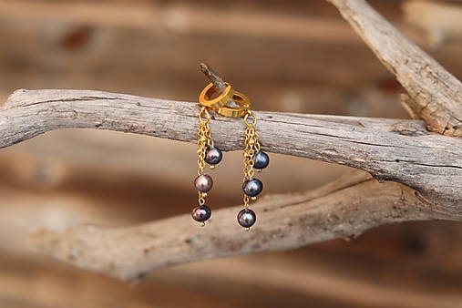 Visiace perlové náušnice