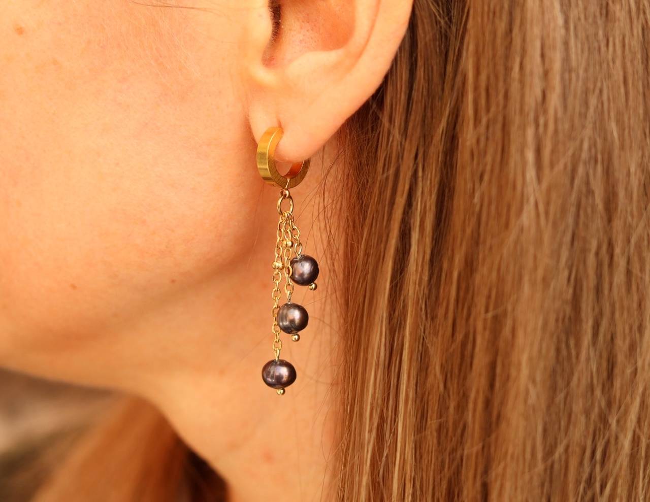 Visiace perlové náušnice