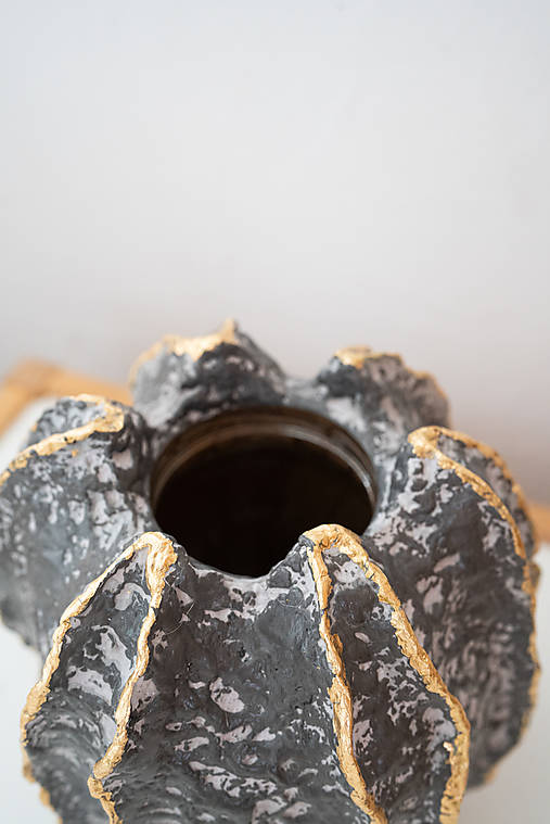 Ručne vyrobená váza z papier-mâché so zlatým detailom | dekorácia na sušené kvety