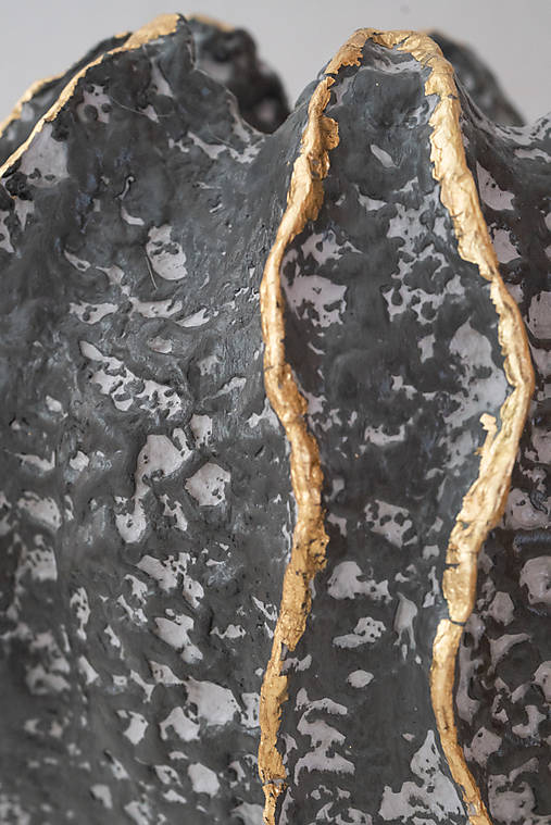 Ručne vyrobená váza z papier-mâché so zlatým detailom | dekorácia na sušené kvety