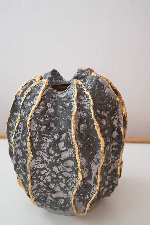 Ručne vyrobená váza z papier-mâché so zlatým detailom | dekorácia na sušené kvety