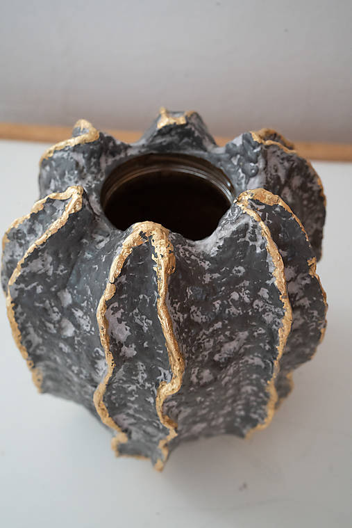 Ručne vyrobená váza z papier-mâché so zlatým detailom | dekorácia na sušené kvety