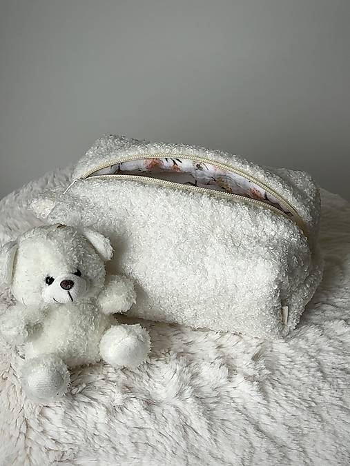 Taštičky - Krémová teddy kozmetická taštička – s kvetinami, darček pre dievča - 18254141_