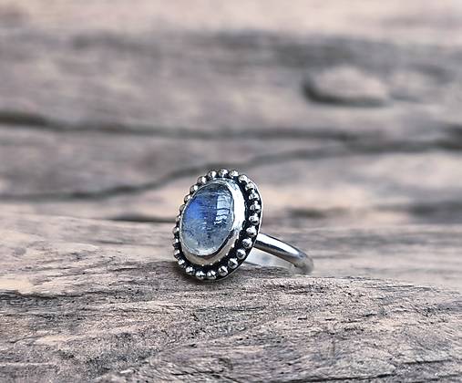 Strieborný Prsteň s Mesačným kameňom