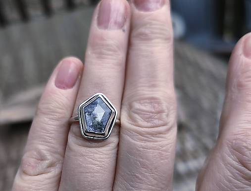 Strieborný Prsteň so Zafírom so shillerovým efektom