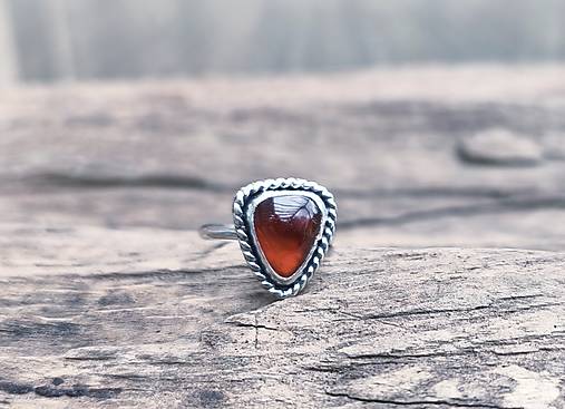 Strieborný Prsteň s Granátom