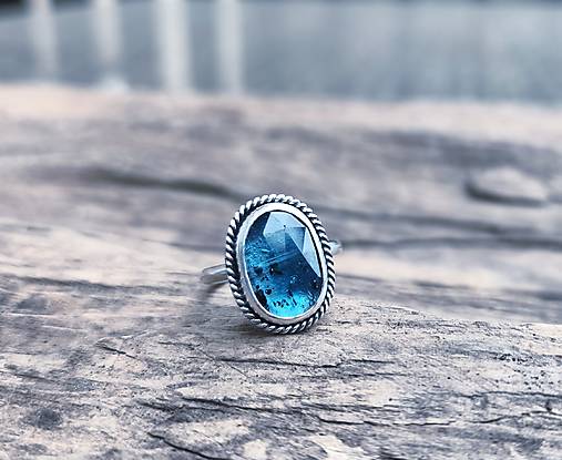 Strieborný Prsteň s Kyanitom