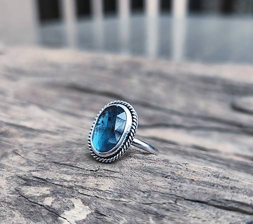 Strieborný Prsteň s Kyanitom