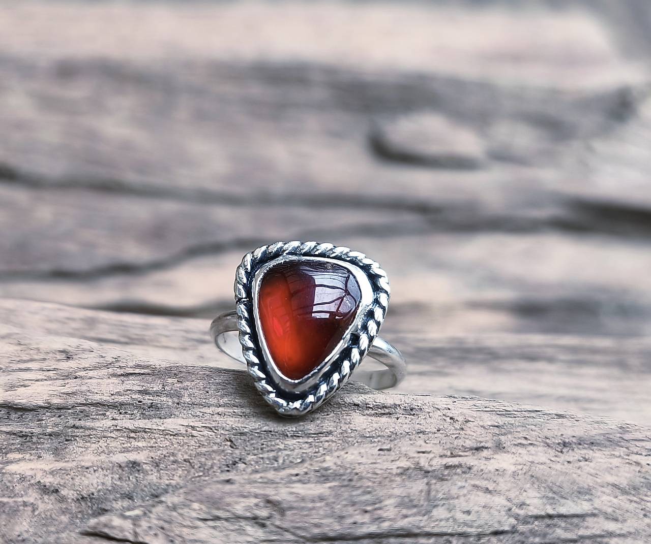 Strieborný Prsteň s Granátom