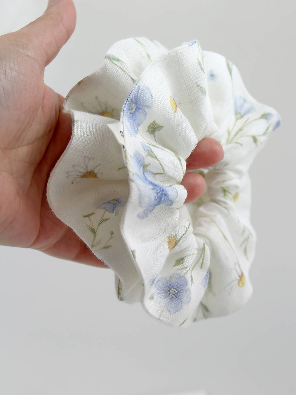 Kvetinová gumička pre jemné vlasy zo 100% ľanu