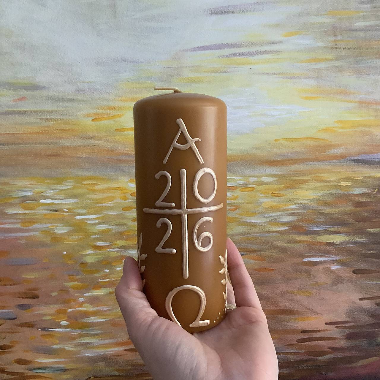 Maľovaný domáci paškál “2026”  Alfa a omega s  krížom (parafín poliaty včelím voskom) (a vetvičkami  (matná zlatá))
