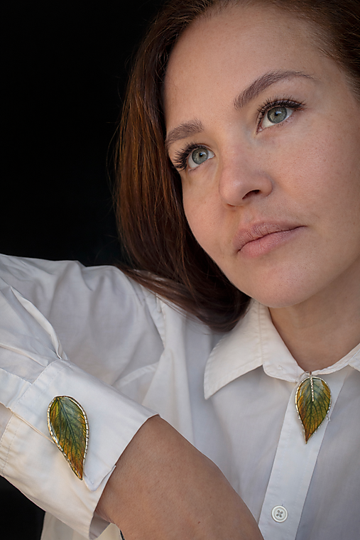 Materiál ručne robený - Dizajnové manžetové gombíky zo živice s otlačkom listu Malina – prírodný handmade šperk - 18257516_