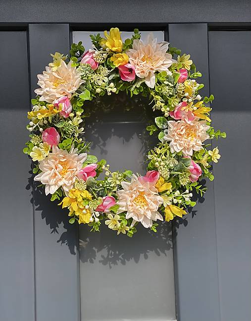 Jarný veniec na prútenom základe dekorácia na dvere