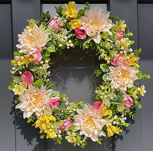 Jarný veniec na prútenom základe dekorácia na dvere