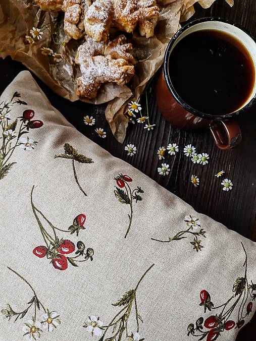 Úžitkový textil - Vankúš roztrúsené jahody - 18258765_