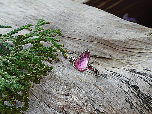 Strieborny prsteň Ag925 Turmalín Rubelit