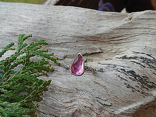 Strieborny prsteň Ag925 Turmalín Rubelit