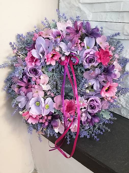 Dekorácie - Levanduľovy veniec fialovo fukchsiovy 35cm s mašlou - 18259123_