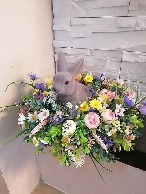 Dekorácie - Veľkonočná dekorácia so zajačikom na drevenom podnose - 18259631_